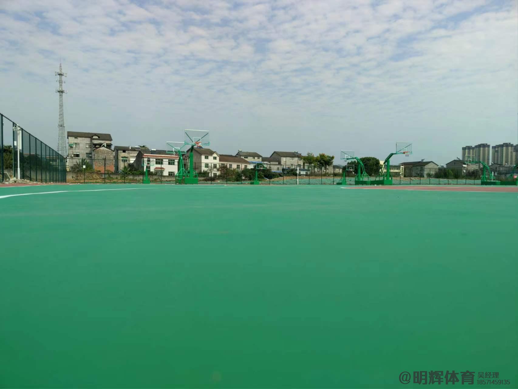 贡嘎硬地丙烯酸球场的优缺点